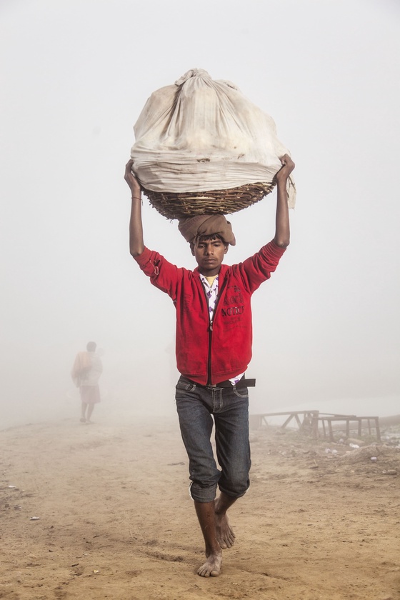 Men carrying vegetables; at the Yamuna River, Uttar Pradesh #6/8