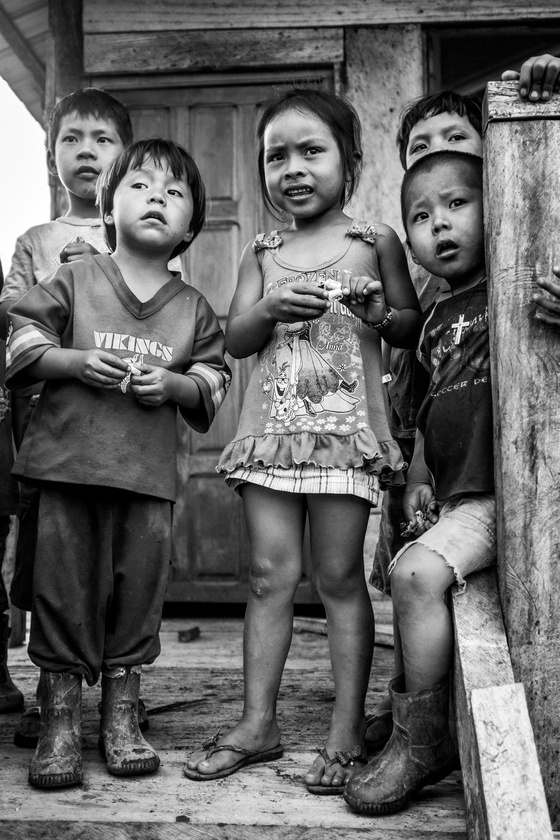 children on the porch