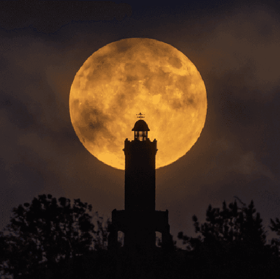 Darwen moon rise 